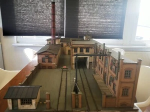 (1DIB2.4) Spur 1 UNIKAT Fabrikgebäude mit 2 Gleisanschlüssen, 149 x 72 x 78 c... - Bild 1 von 12