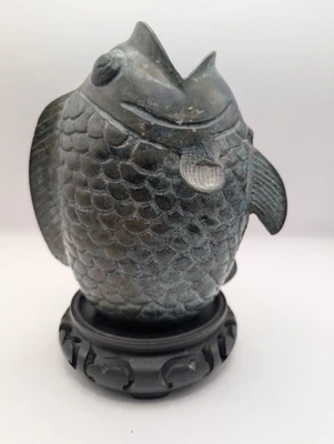 Jarrón escultura pez koi de bronce de 5" de mediados de siglo con base ornamentada japonés Foto 1 de 4