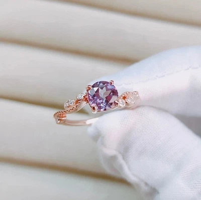 Anillo de compromiso de alejandrita simulada de corte redondo de 2,10 quilates enchapado en oro rosa de 14 k Foto 1 de 4