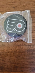 PHILADELPHIA FLYER / COORS LEICHTER PUCKFÖRMIGER FLASCHENÖFFNER *NEU* - Bild 1 von 3