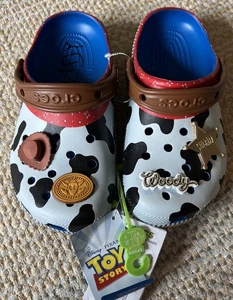 Crocs Toy Story Unisex Woody Classic Clog Mehrfarbig Gr. US J4 Neu mit Etikett - Bild 1 von 11