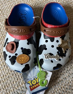 Zueco Crocs Toy Story Unisex Woody Clásico Multicolor Talla US J4 NUEVO CON ETIQUETAS Foto 1 de 4