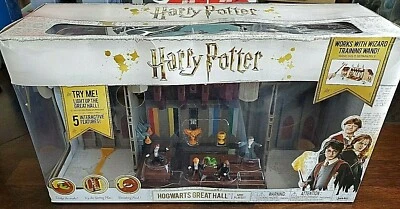 Harry Potter Hogwarts Gran Salón Deluxe Mini Juego Pequeñas Figuras Iluminadas ¡NUEVO! Foto 1 de 4