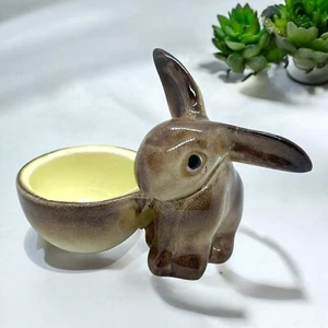 Encantador porta huevos de Pascua de cerámica pintado a mano vintage para conejito - alrededor de los años 60 - Imagen 1 de 10