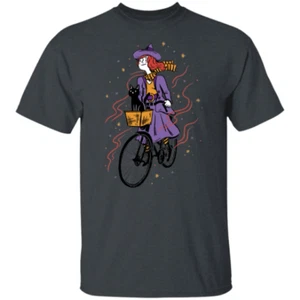 Maglietta Witch Riding a Bike, T-shirt Halloween, Ciclista Bike Rider Witch Shirt - Foto 1 di 5