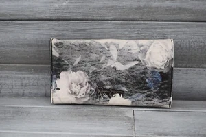 Jessica Simpson Doppelfaltung Geldbörse Druckknopfverschluss verblasste Blumen schwarz Kartenfach - Bild 1 von 14