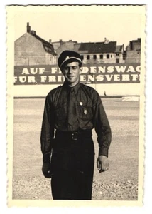 Fotografie KVP-Kasernierte Volkspolizei, Polizist in Uniform in Berlin - Bild 1 von 2