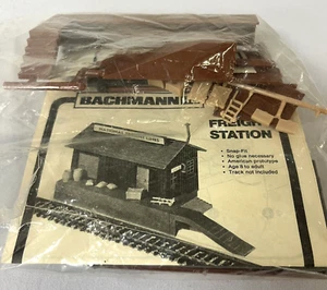 Kit de estación de carga Bachmann HO de colección REA Express estación Clybourn Juneata - Imagen 1 de 17