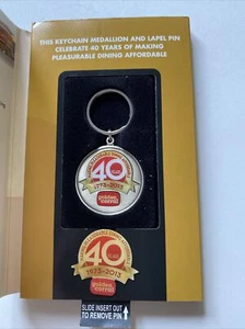 Llavero y prendedor Golden Corral 40 años 1973-2013 de colección nuevo en caja - Imagen 1 de 4