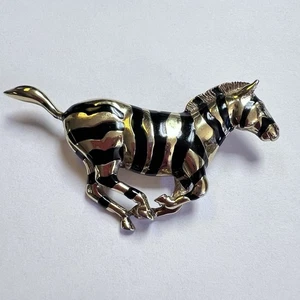 Spilla Zebra Carolee Vintage Spilla Oro Smalto Nero Gioielli Animali 2,5” Rara - Foto 1 di 7