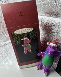 Hallmark Andenken Weihnachtsschmuck Barney Dinosaurier 1994 Weihnachtsmütze Schlittschuhe Vintage - Bild 1 von 7