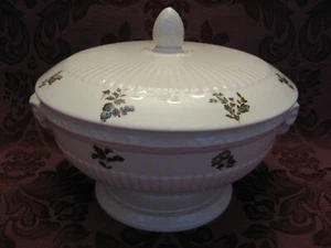Wedgwood Conway China Round Covered Vegetable Bowl - Very Nice! - Picture 1 of 4