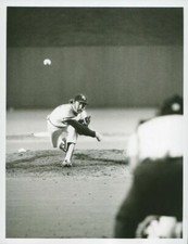 Dennis Leonard Kansas City Royals pitching original 7x9 TV photo 1976 with snipe