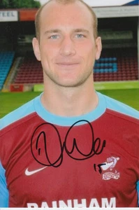 SCUNTHORPE UNITED HANDSIGNIERTES DAVID MIRFIN 6 X 4 FOTO. - Bild 1 von 1