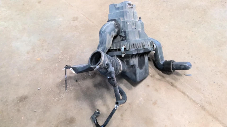 Conjunto de filtro de aire usado se adapta a: Ford Focus 2008 2,0 L DOHC emisiones estándar Gra Foto 1 de 4