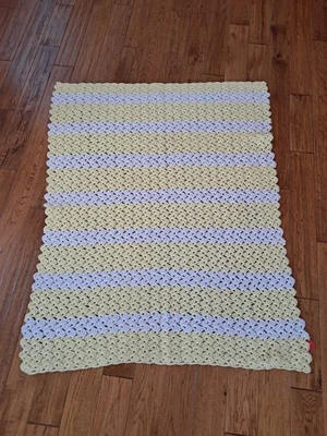 Manta bebé afgana vintage de ganchillo a mano - amarilla y blanca 38" x 42" Foto 1 de 4