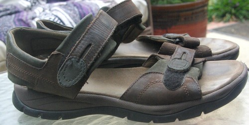 CLARKS Sandali Clark Uomo 13M. Marrone scuro con cinghie di chiusura a gancio e passante