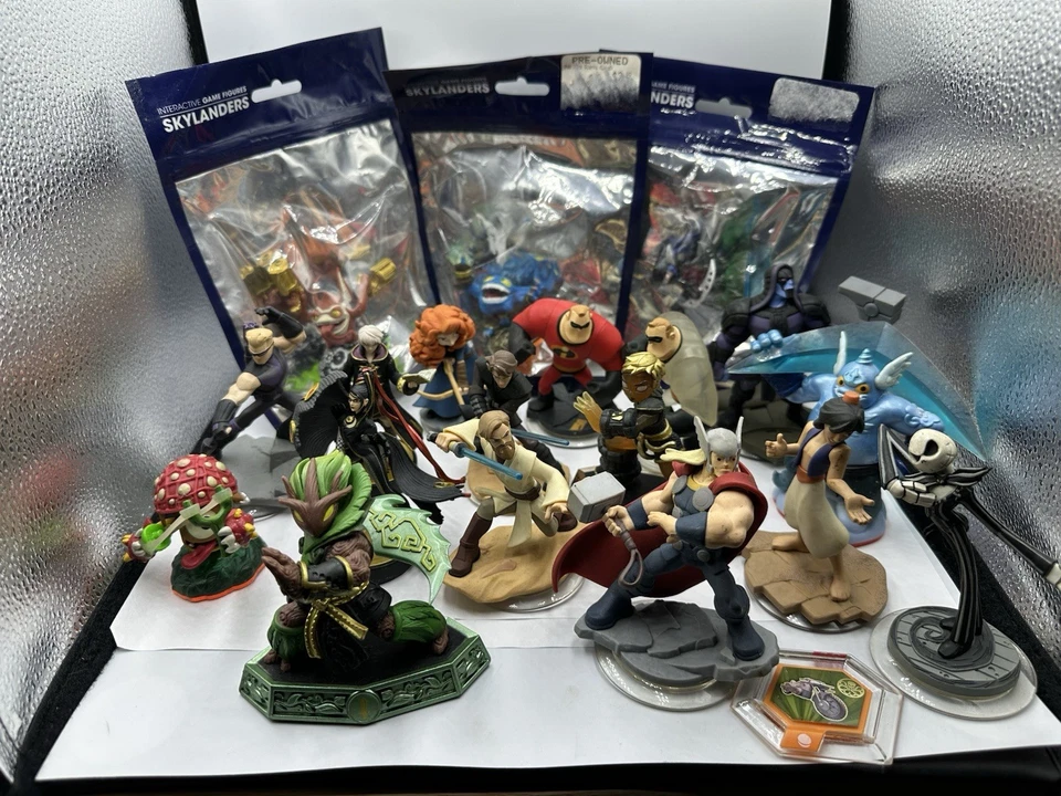 Lote 22 Figuras Disney Infinity, Amiibo (Planta Piranha, Robin) y Skylanders Foto 1 de 4