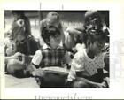 1988 Press Photo Sheryl Rozario and her classmates at Lusher Elementary School