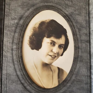 Antiguo Collar de Perlas de Pelo Oscuro Mujer Joven Hermosa Retrato de Estudio Rochester - Imagen 1 de 7