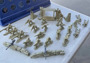 2015 Lanard The Corps Elite vs. the Curse Tan Plastic Army Men 20 pcs. - Picture 1 of 11