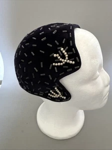 Jolie Vintage 1950s Black Beaded Faux Pearl Asymmetric Hat Cocktail Evening - Picture 1 of 5