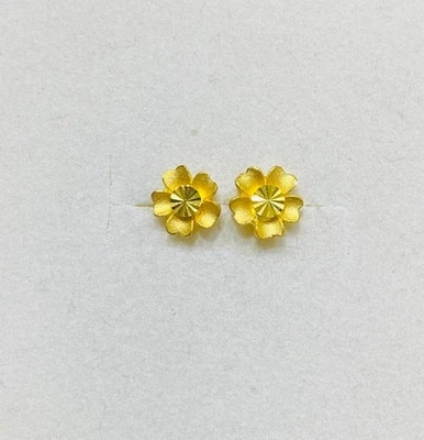 24K Solid Yellow Gold Flower Diamond Cut Stud Earring 2.67GM - Image 1 of 4