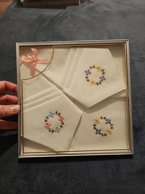 Vintage Ladies Boxed Floral Embroidered New Set of 3 Handkerchief Hankies Hanky - Image 1 of 4