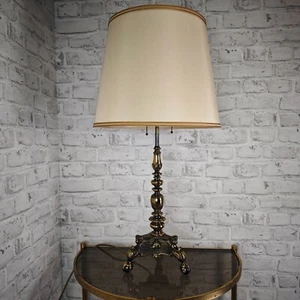 Lampada da tavolo in ottone stile impero con paralume in tessuto e piedi ad artiglio Hollywood Regency - Foto 1 di 12