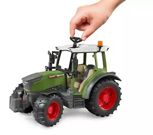 Bruder Spielzeug 02180 Fendt 211 Vario Traktor Schlepper Trecker Bulldog Neu - Bild 1 von 5