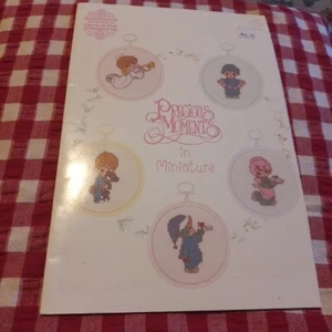 π Precious Moments In Miniature Cross Stitch Pattern Book PM22 Gloria And Pat - Picture 1 of 19