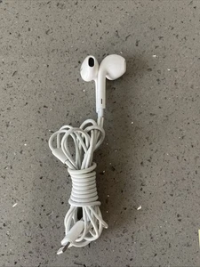 Apple EarPods Lightning Connector In Ear Canal A1748 MWTY3AM/A - Original - Picture 1 of 8