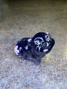 Fenton lila Schwein handbemalt von L EVERSON mit Blumen FENTON GLAS - Bild 1 von 4