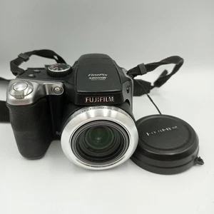 FujiFilm Finepix S8000FD 8,0 MP Digitalkamera - Schaltet ein aber ist defekt - Bild 1 von 15