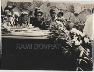 MOSHE DAYAN ORIGINAL PHOTO,ISRAEL,1972, CHANA MAYSEL FUNERAL 23.5 CM X17.5 CM  - Picture 1 of 2