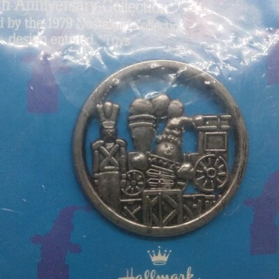 Broche de vacaciones Hallmark PIN Navidad Vintage JUGUETES 1998 #1 en serie NUEVO Foto 1 de 4