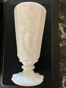 Vintage Westmoreland getäfelte Traube 6" hoch weiß Milchglas Vase - Bild 1 von 5