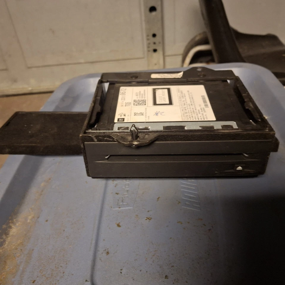 84172895 одиночные крепления для проигрывателя компакт-дисков непосредственно в перчаточном ящике 2016-2018 Cadillac CT6 - Изображение 1 из 3