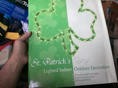 Decoração de silhueta de janela trevo iluminada 14" x 16" com 43 mini luzes - Imagem 1 de 2