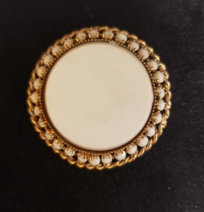 Vintage White Center White Faceted Beads Gold Tone Brooch - Picture 1 of 3