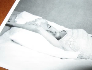 Foto rara sexy de Marilyn Monroe en la cama 1955 postal años 90 fotos Magnum Eve Arnold - Imagen 1 de 3
