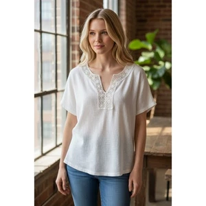 Crosby White Lace Trim V-Neck Short Sleeve Top Size Large Lightweight Blouse - Picture 1 of 3