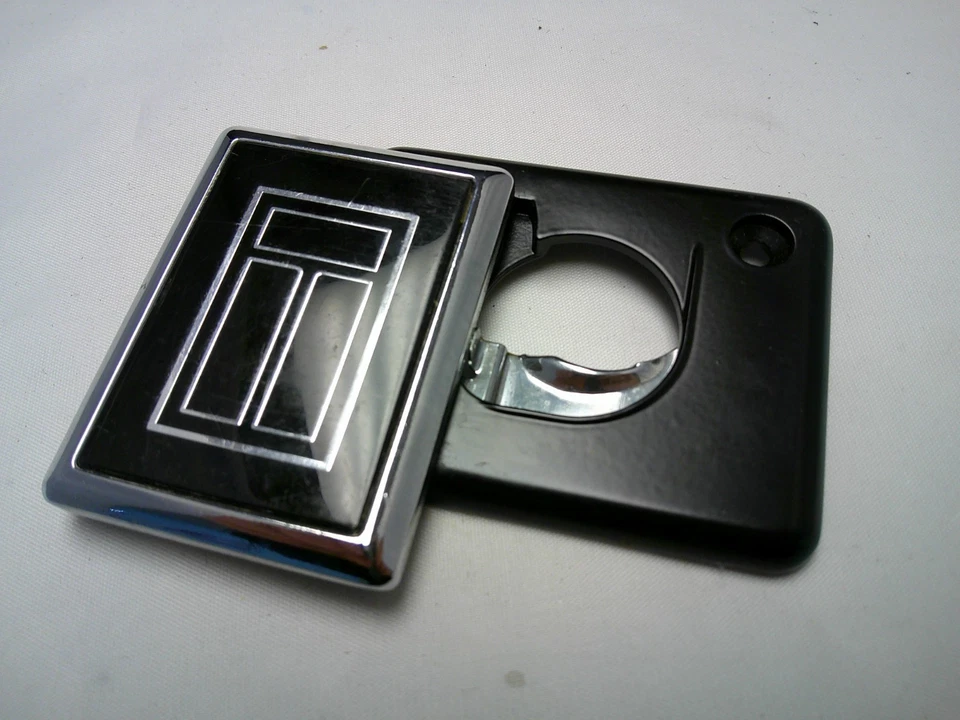 GM OEM NOS 1986 -1989 Oldsmobile Toronado  trunk keyhole lock cover emblem Foto 1 de 4