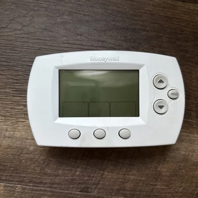 Termostato digital programable Honeywell FocusPro 6000 TH6110D1021 usado Foto 1 de 4