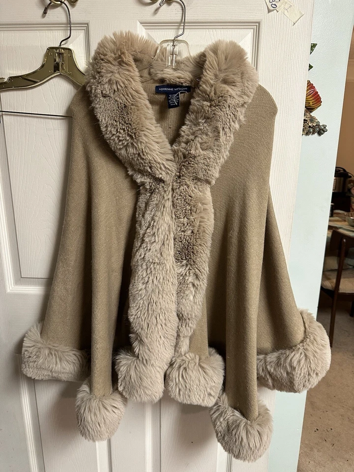 Poncho kimono Adrienne Vittadini beige tostado marrón claro ribete piel sintética talla única Foto 1 de 4