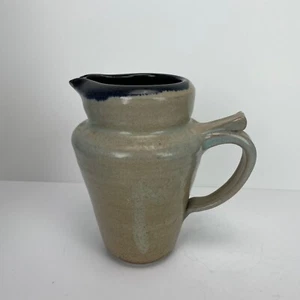 Pottery Salt Glaze Pitcher Stoneware Blue Rim & Interior Signed TB 97 Vintage - Foto 1 di 14