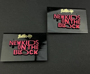 Neu Kids On The Block NKOTB 2er-Set ROT Retro Pin Anstecker Button-Up Pinback - Bild 1 von 3