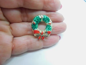 Small Red Green Enamel Gold Tone Metal Christmas Wreath Brooch Vintage - Picture 1 of 4