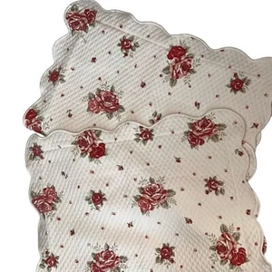2 federe cuscino Colchas S. Domingos trapuntato smerlato avorio con rose rosa - Foto 1 di 9