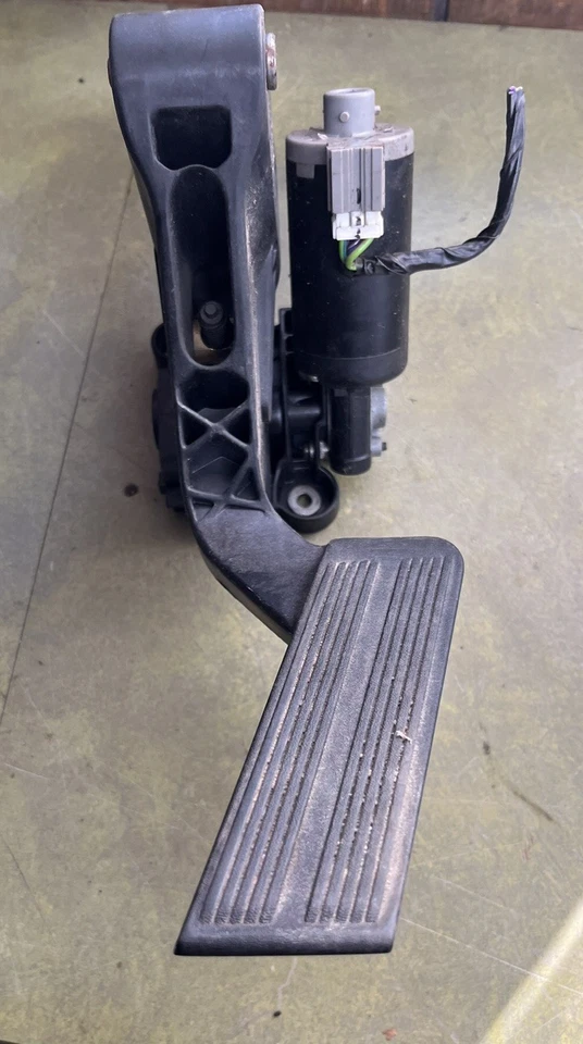 05 Chrysler Pacifica Adjustable Gas Accelerator Fuel Pedal Assembly  - Image 1 of 4